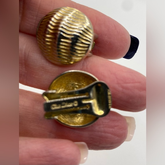 Christian Dior Gold Tone Ribbed Textured Clip On Earrings Vintage 💛HP💛 - Picture 9 of 10